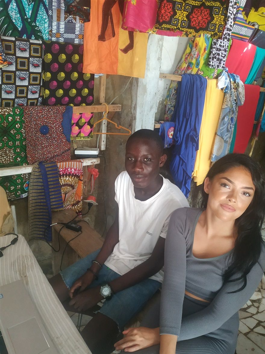 Bassirou Séne à 17ans, il travaille depuis l’âge de 15ans en tant que menuisier métallique. Il est très heureux de pouvoir travailler avec des jeunes français est pouvoir rencontrer des cultures différentes. Cette formation du bâtiment lui plait énormément, et aime apprendre de nouvelles pratiques.  Charlene à 21ans, elle fait partie des jeunes français qui rénovent la maison de l'outil. Malgré les conditions de vie différentes et difficiles au Sénégal, elle est très heureuse de pouvoir être utile et de partager ce très beau projet qui lui tient à cœur avec les jeunes sénégalais.